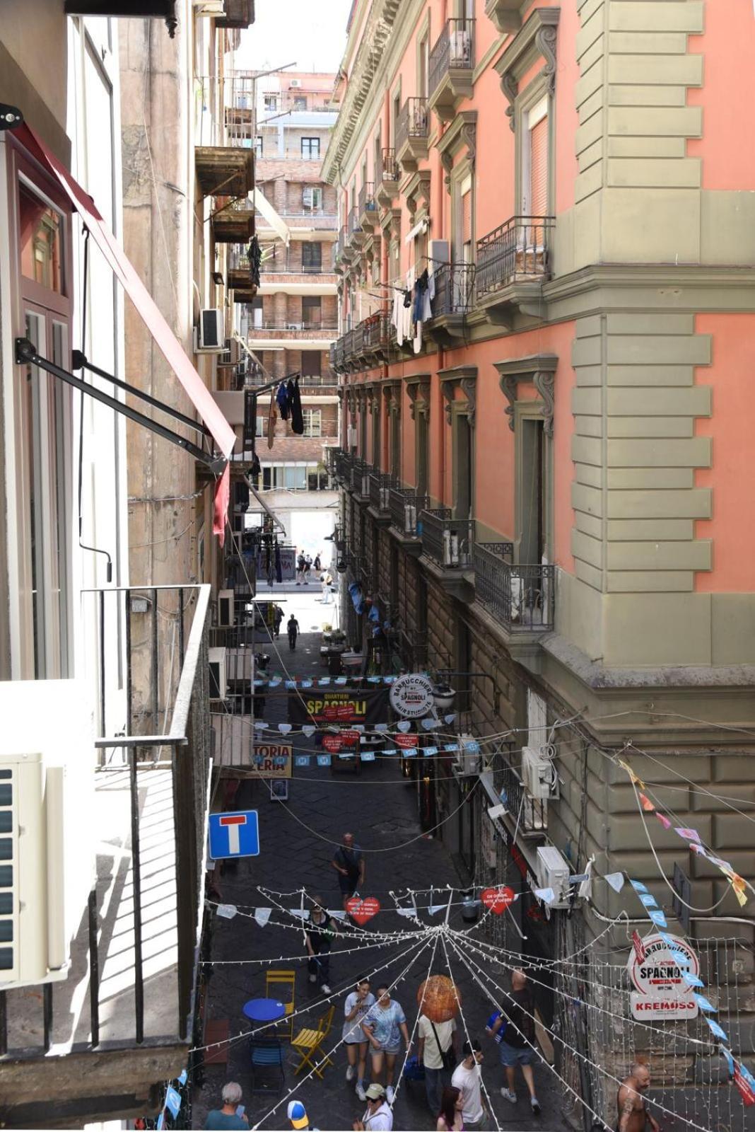 Incoming Quartieri Spagnoli Naples Exterior photo